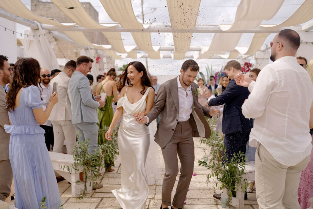 Una coppia di sposi festeggia il suo matrimonio in una masseria in Puglia