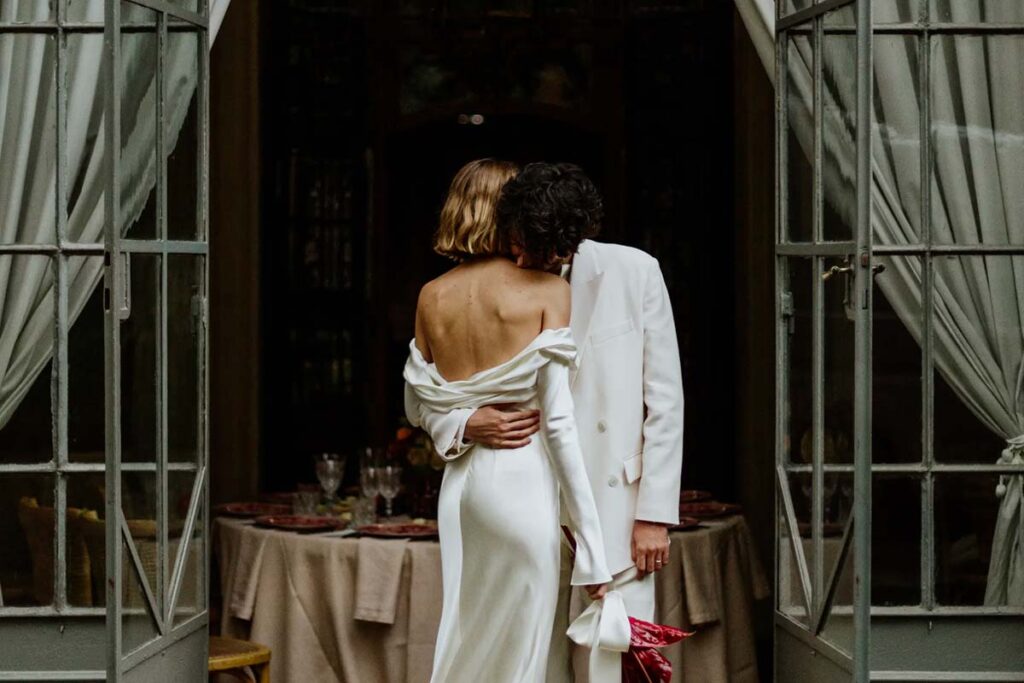Giulia e Federico sposi abbracciati durante il loro matrimonio a Mantova (foto: Vogue Italia)